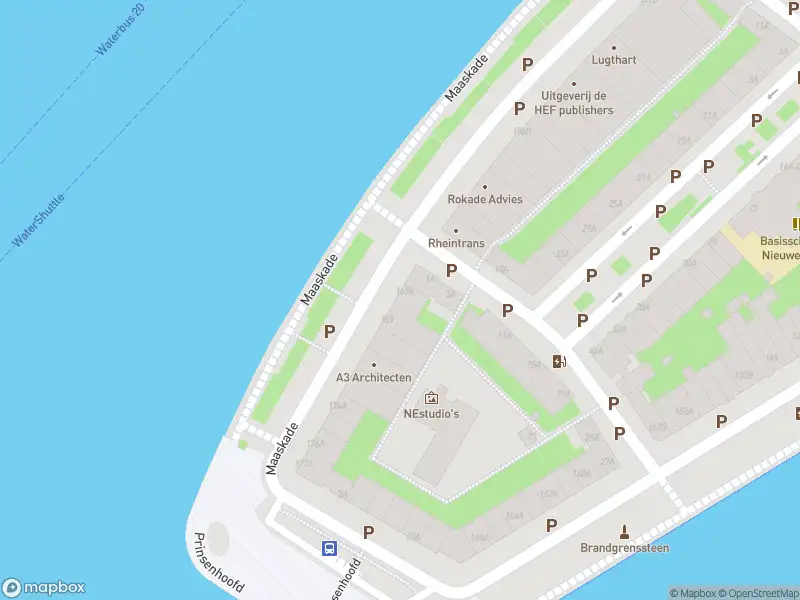 Ambulance met grote spoed naar de Maaskade in Rotterdam