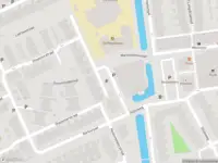 Ambulance met gepaste spoed naar de Warmoezenierstraat in Schiedam