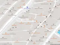 Ambulance met gepaste spoed naar de Nieuwezijds Kolk in Amsterdam