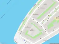 Ambulance met grote spoed naar de Maaskade in Rotterdam