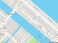 Ambulance met grote spoed naar de Ad Windighof in Amsterdam
