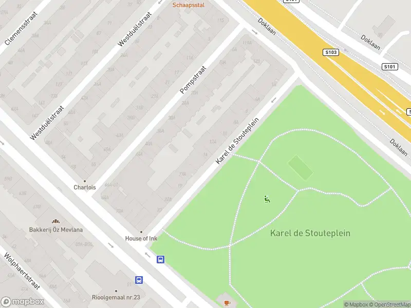 Ambulance met gepaste spoed naar de Karel de Stouteplein in Rotterdam