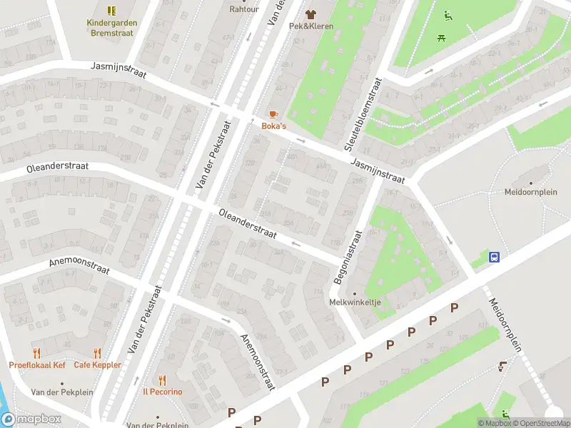 Ambulance met grote spoed naar de Dovenetelstraat in Amsterdam