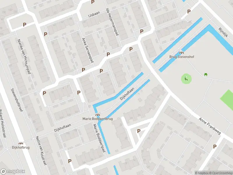 Ambulance met gepaste spoed naar de Nellie Bodenheimpad in Leiden