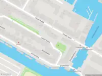 Ambulance met grote spoed naar de Binnenkadijk in Amsterdam
