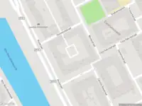 Ambulance met gepaste spoed naar de Muiderlaan in Amsterdam
