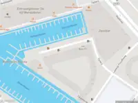 Ambulance met grote spoed naar de Rijksboom in Rotterdam