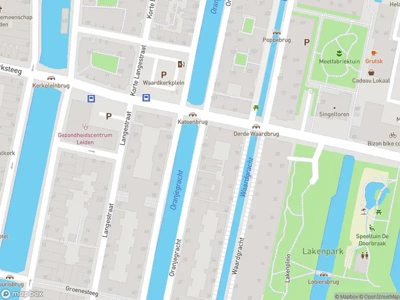 Ambulance met grote spoed naar de Oranjegracht in Leiden