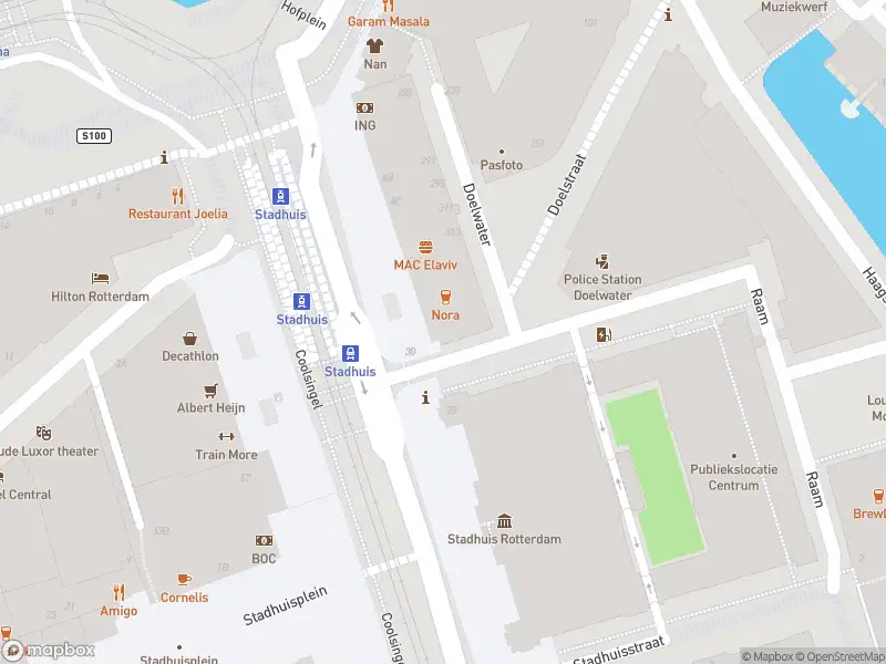 Ambulance met gepaste spoed naar de Coolsingel in Rotterdam