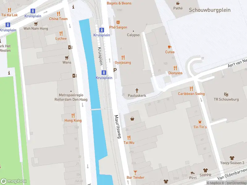 Ambulance met grote spoed naar de Mauritsweg in Rotterdam