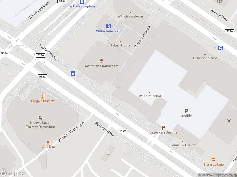 Ambulance met grote spoed naar de Wilhelminaplein in Rotterdam