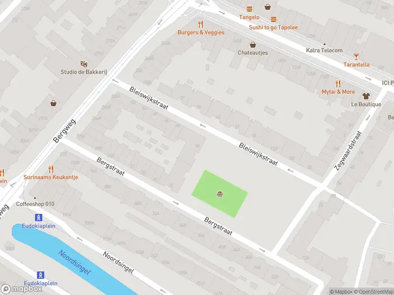 Ambulance met grote spoed naar de Bleiswijkstraat in Rotterdam