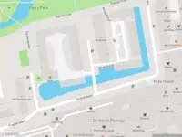 Ambulance met grote spoed naar de Poptahof Zuid in Delft