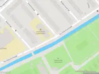 Ambulance met gepaste spoed naar de Van Vollenhovenkade in Leiden