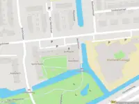 Ambulance met grote spoed naar de Apollotoren in Leiden