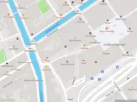 Ambulance met gepaste spoed naar de Vesteplein in Delft