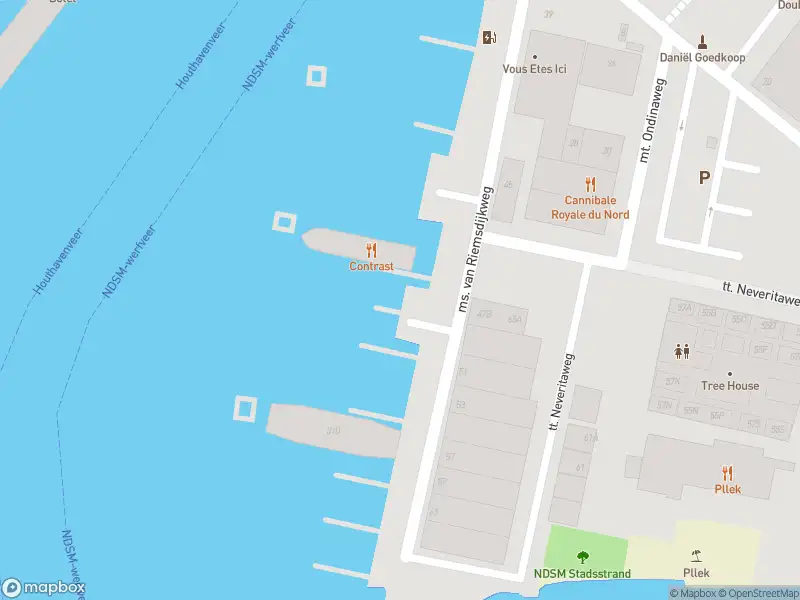 Ambulance met grote spoed naar de Klaprozenweg in Amsterdam