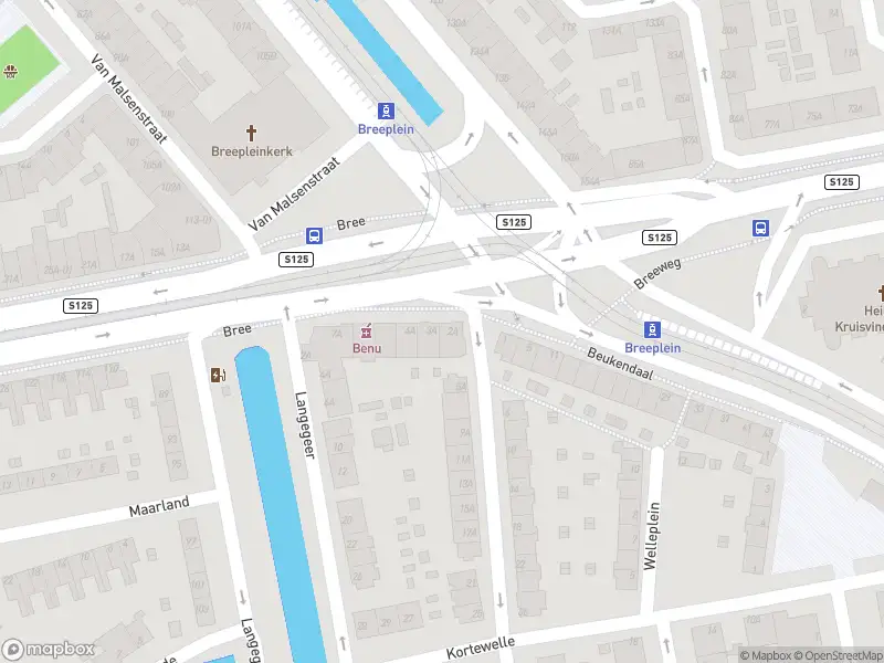Ambulance met grote spoed naar de Breeplein in Rotterdam