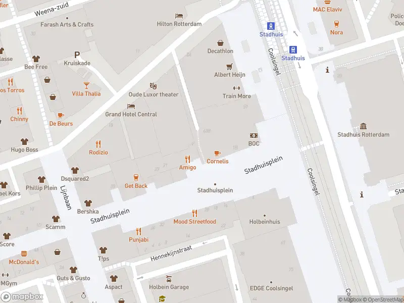 Ambulance met grote spoed naar de Stadhuisplein in Rotterdam