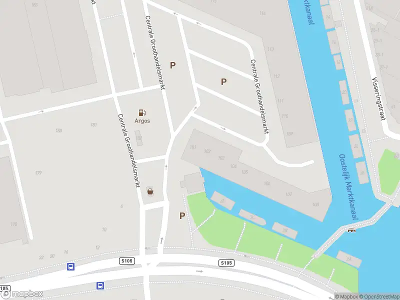 Ambulance met grote spoed naar de Centrale Groothandelsmarkt in Amsterdam