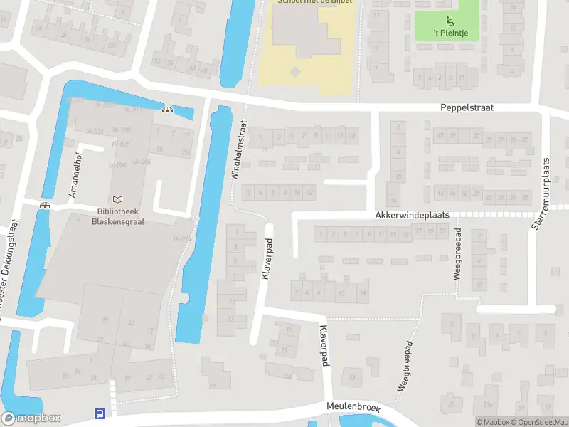 Ambulance met grote spoed naar de Akkerwindeplaats in Bleskensgraaf
