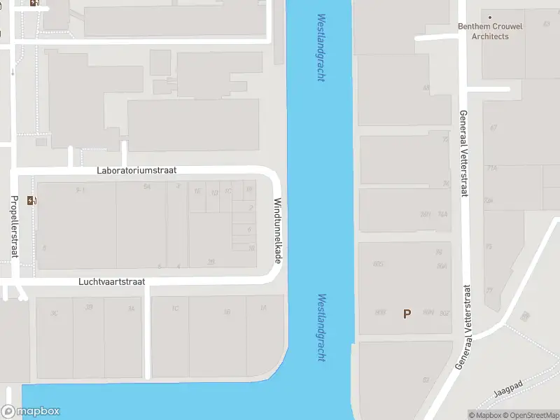 Ambulance met gepaste spoed naar de Windtunnelkade in Amsterdam
