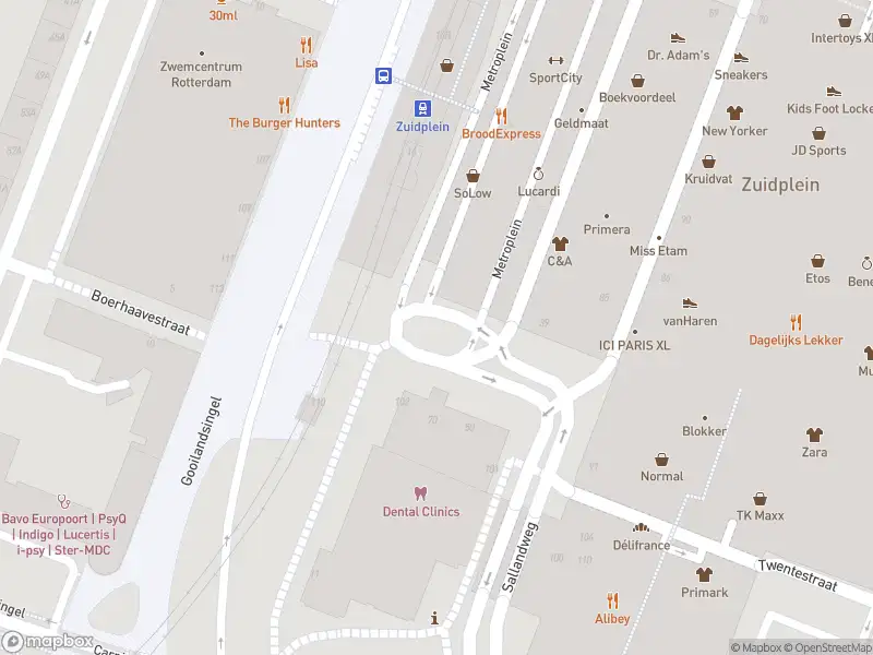 Ambulance met grote spoed naar de Metroplein in Rotterdam