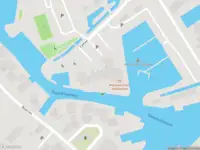 Ambulance met grote spoed naar de Eastwei in Uitwellingerga