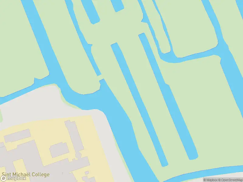 Ambulance met grote spoed naar de Haaldersbroek in Zaandam