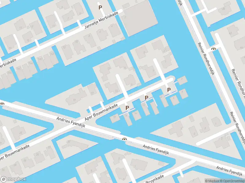 Ambulance met gepaste spoed naar de Aper Bouwmankade in Rotterdam