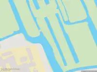 Ambulance met grote spoed naar de Haaldersbroek in Zaandam