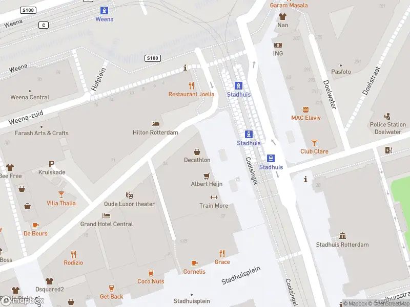 Ambulance met grote spoed naar de Coolsingel in Rotterdam