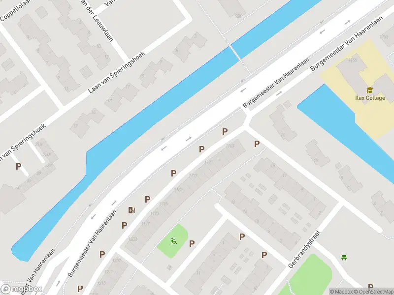 Brandweer met gepaste spoed naar de Van der Duyn van Maasdamstraat in Schiedam vanwege afhijsen patient
