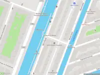 Brandweer met gepaste spoed naar de Nieuwe Tuinstraat in Amsterdam