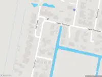 Politie met grote spoed naar de Warrewei in Tijnje vanwege voertuigen te water