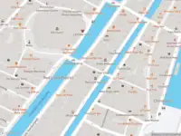 Ambulance met gepaste spoed naar de Oudekennissteeg in Amsterdam