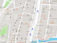 Ambulance met grote spoed naar de Enge Kapelsteeg in Amsterdam