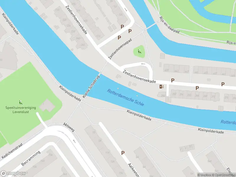 Ambulance met gepaste spoed naar de Zestienhovensekade in Rotterdam