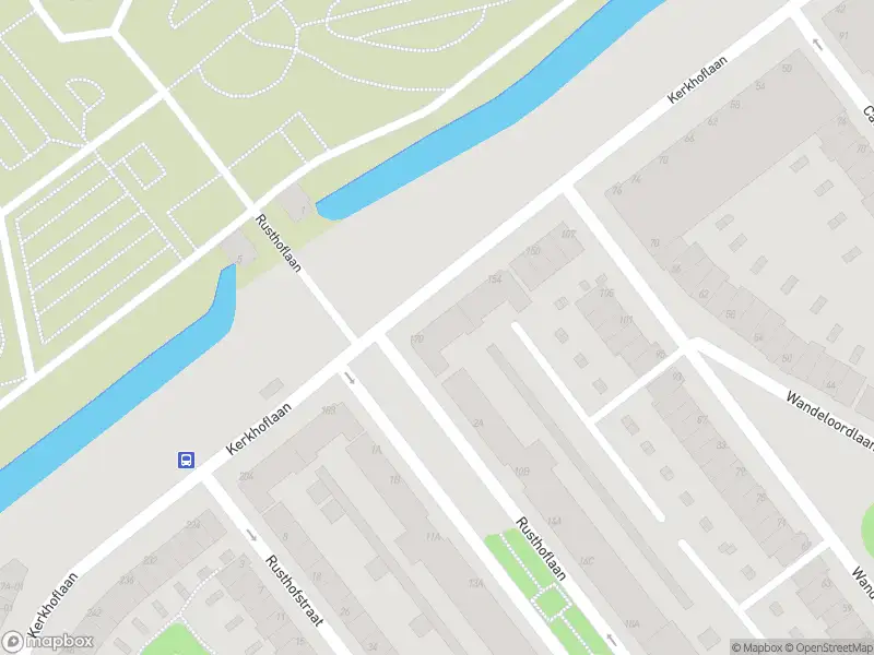 Ambulance met grote spoed naar de Kerkhoflaan in Rotterdam