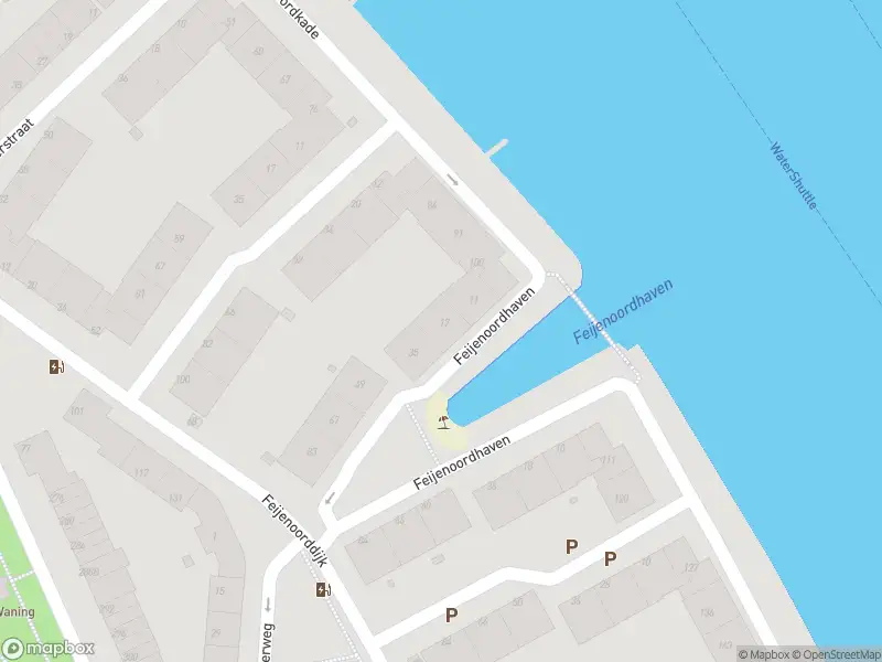 Ambulance met grote spoed naar de Feijenoordhaven in Rotterdam