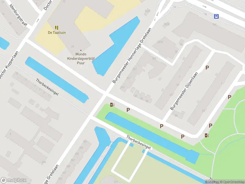 Ambulance met grote spoed naar de Burgemeester Honnerlage Gretelaan in Schiedam