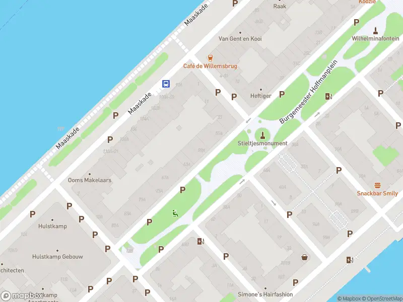 Ambulance met grote spoed naar de Burgemeester Hoffmanplein in Rotterdam