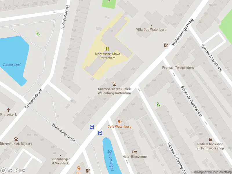 Ambulance met gepaste spoed naar de Walenburgerweg in Rotterdam