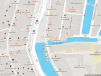 Ambulance met grote spoed naar de Langebrugsteeg in Amsterdam