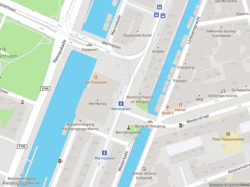 Ambulance met grote spoed naar de Marnixplein in Amsterdam