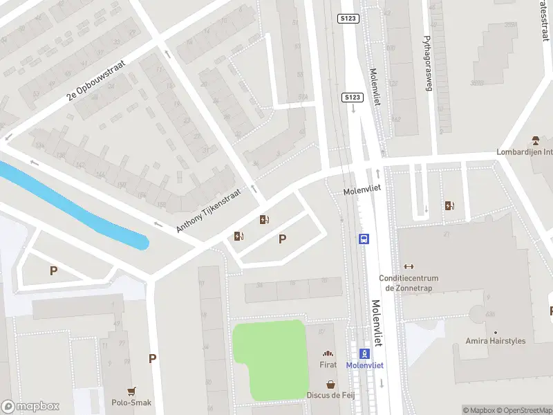 Ambulance met gepaste spoed naar de Anthony Tijkenstraat in Rotterdam