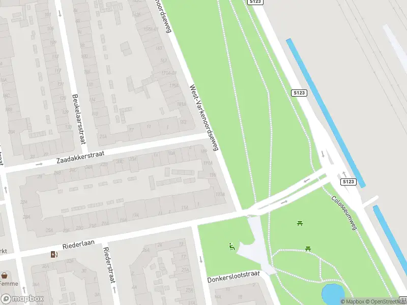Ambulance met grote spoed naar de West-Varkenoordseweg in Rotterdam
