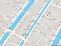 Ambulance met gepaste spoed naar de Oudezijds Achterburgwal in Amsterdam