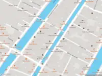 Ambulance met gepaste spoed naar de Oudezijds Achterburgwal in Amsterdam