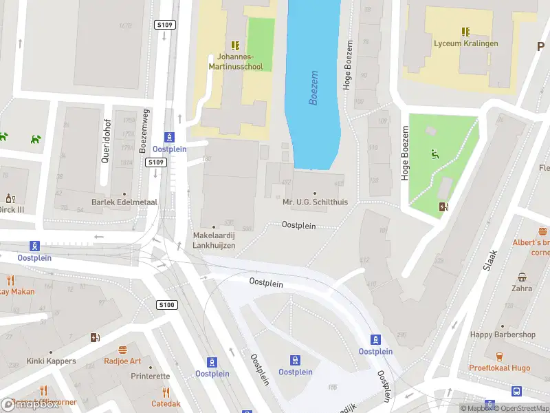 Ambulance met grote spoed naar de Oostplein in Rotterdam
